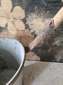 Oude zinken waterschep emmer