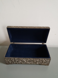 Oud brocante metalen zilverkleurig sieradendoosje nr1