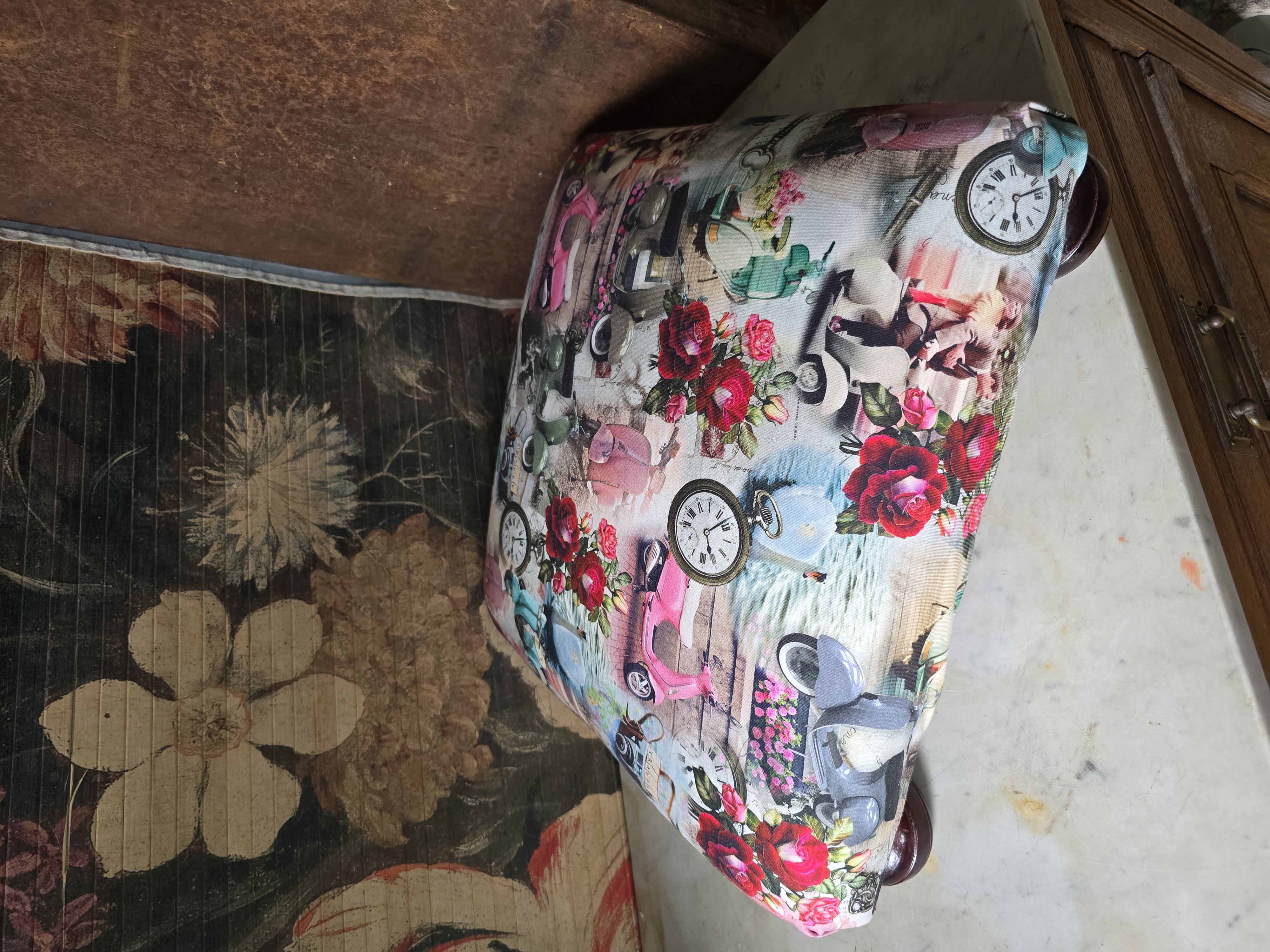 Brocante voetenbankje bolpootjes