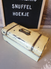 Oud doorleefd crème blik trommel