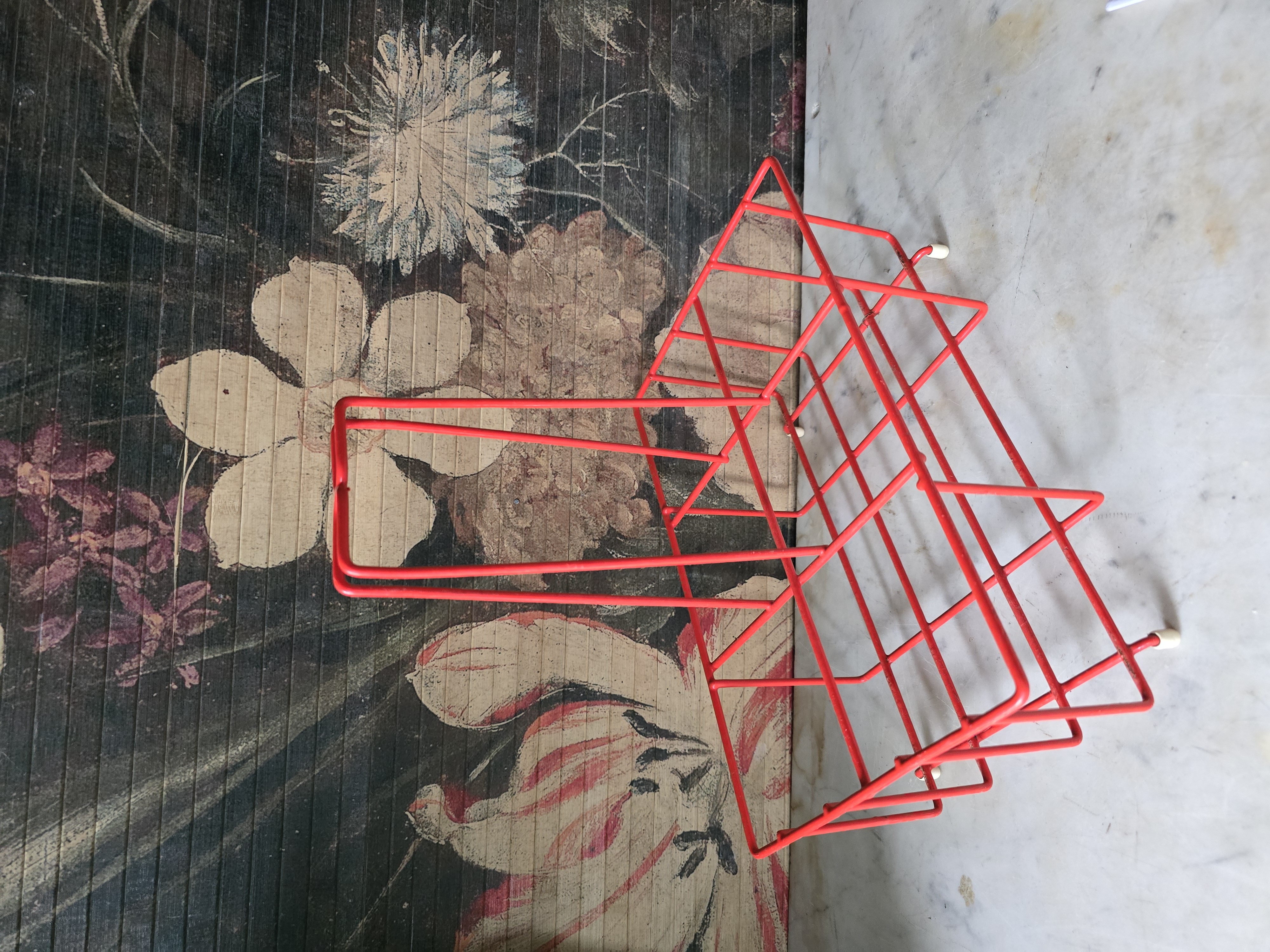 Vintage oranje metalen flessenrek