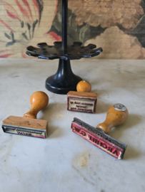 Zwart metalen stempelmolen