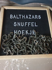 Lotje oude koperen cijfers en letters