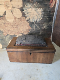 Antiek houten naaidoos speldenkussen