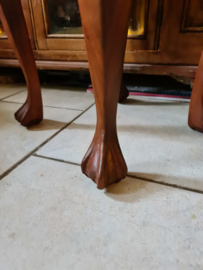 Oud bewerkt houten tafeltje