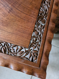 Oud bewerkt houten tafeltje