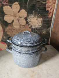 Grijs gewolkte emaille stoompan