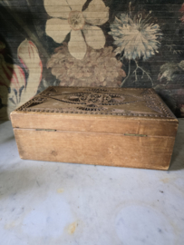 Oude bewerkte houten kist