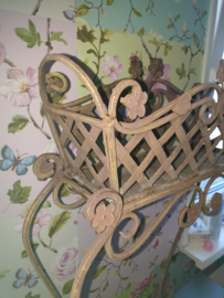 Brocante smeedijzeren jardiniere plantenbak op voet