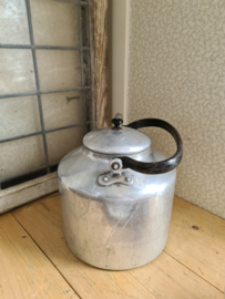 Oude aluminium waterketel