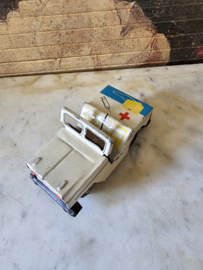 Oud blikken ambulance auto