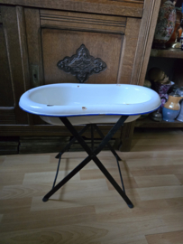 Wit emaille badje op standaard