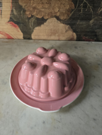 Roze puddingvorm met onderbord Sphinx maastricht