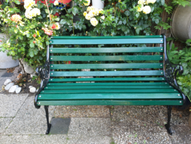 Hardhouten tuinbankje met gietijzeren poten steunen