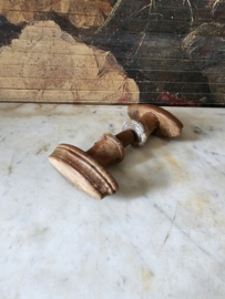 Oude houten deurkruk
