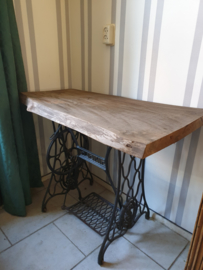 Industriële tafel gietijzeren onderstel singer sidetable