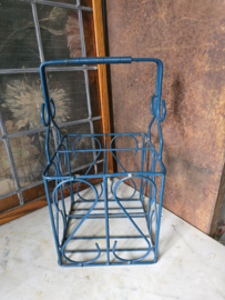 Oud petrolblauw metalen flessenrek