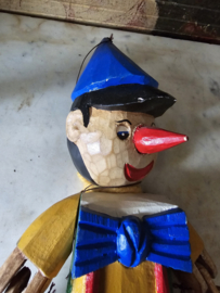 Oude houten pinokkio pop