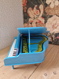 Oud blauw houten kinderpiano