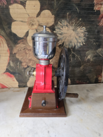 Rood gietijzeren koffiemolen