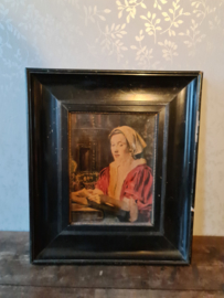 Oude prent lezende dame in oude houten lijst