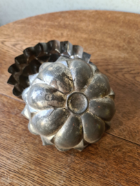 Oude metalen bakvorm bloem