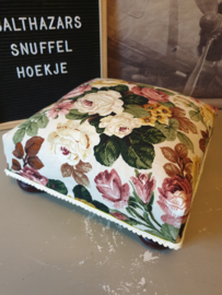 Brocante romantisch voetenbankje rozen
