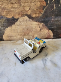 Oud blikken ambulance auto