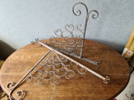 Brocante metalen steunen plantenhanger