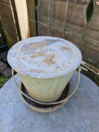 Oude zinken water emmer kip