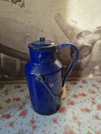 Donkerblauw emaille melkbus melkkan