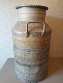 Oude aluminium melkbus nr1