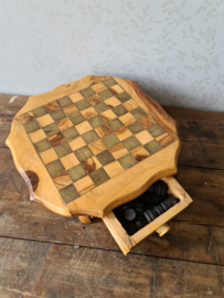 Oud houten schaaktafeltje schaakspel