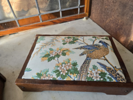 Oud eiken voetenbankje paradijsvogel