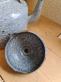 Grote grijs gewolkte emaille water ketel