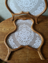 Klein antiek houten raamhor bloemen ornament
