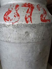 Oude aluminium melkbus