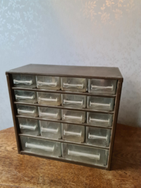Oud metalen ladekastje