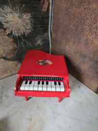 Oud rood houten kinderpiano