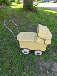 antiek zachtgele poppenwagen