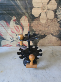 Zwart metalen stempelmolen