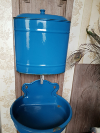 Prachtig blauw emaille waterreservoir doorleefd  houten paneel