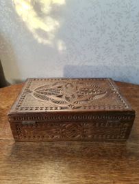 Oude bewerkte houten kist