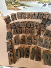 Lot oude houten stempel letters