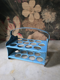 Oud blauw blikken eierrekje