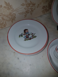 Antiek nostalgisch oud kinderserviesje meisje