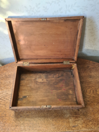 Oude bewerkte houten kist