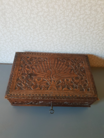 Antiek houten bewerkte kist schrijfkist pauw