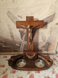 Kruisbeeld wijwaterbakje