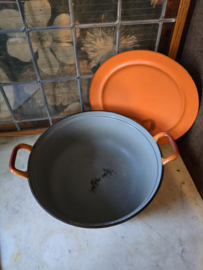 Oranje geëmailleerde gietijzeren pan